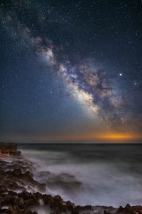 免费电影九一看片网页欧美科幻电影封面，太空背景宇宙飞船与星云特效画面